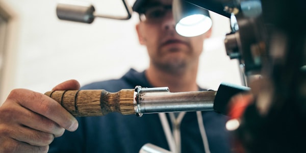 F1赛车在赛道上飞驰，留下动态模糊的炫酷影像